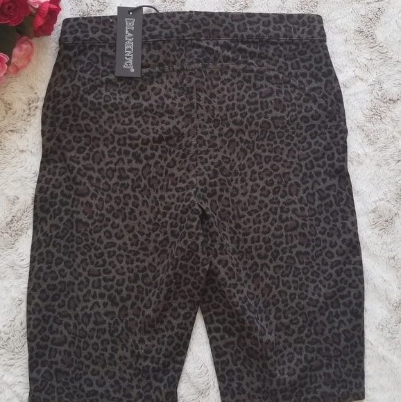 ✨️CL Blank NYC Leopard Print Shorts Zipper Accent New Size 26 - Picture 4 of 8